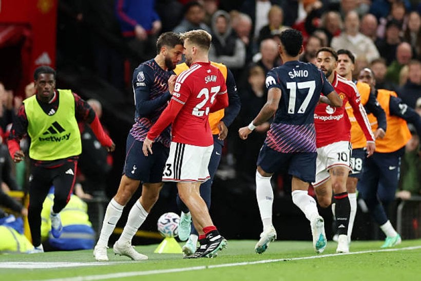 مشادة عنيفة تنتهي بطرد بنتانكور أمام مانشستر يونايتد